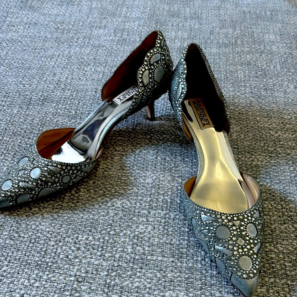 BADGLEY MISCHKA - 8.5- Gorgeous Silver Leather & Trim crystal patterned Pumps.